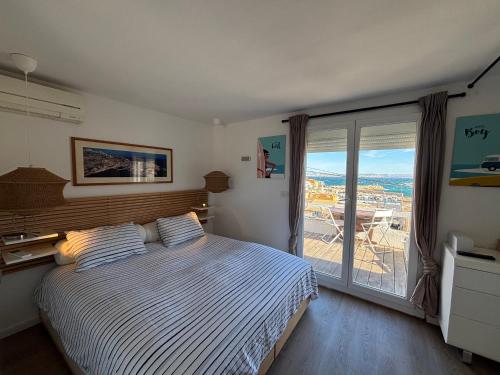 a bedroom with a bed and a large window at Parc National des Calanques, LA FLIBUSTE DES GOUDES Maison 2 chambres CLIMATISEE, jardins Jaccuzzi proche plage large vue mer PARKING reserve a l arrivee in Marseille