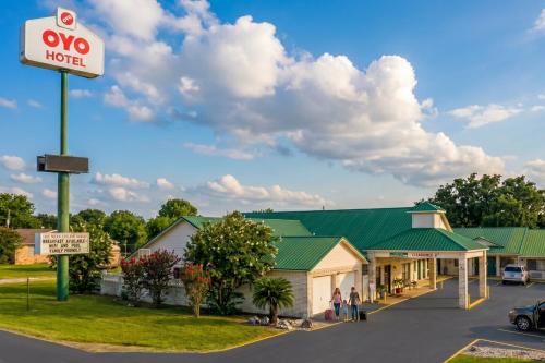 a hotel with a sign on the side of a road at OYO Hotel Yoakum West in Yoakum