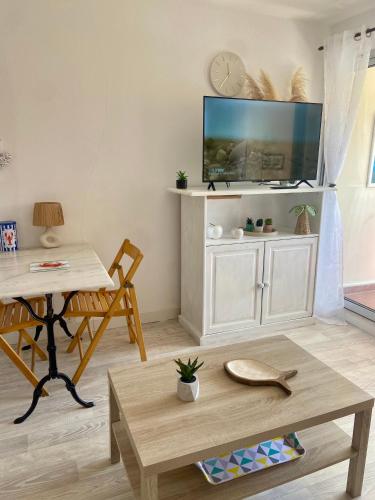 À 200 m de la plage Studio rénové avec loggia