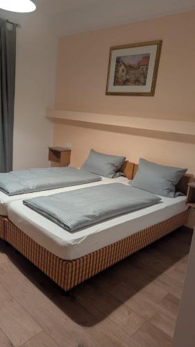 two beds sitting next to each other in a room at Hotel Zachskorn UG in Erdweg