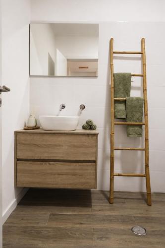 a bathroom with a sink and a ladder at Chicas Country House in Amieira