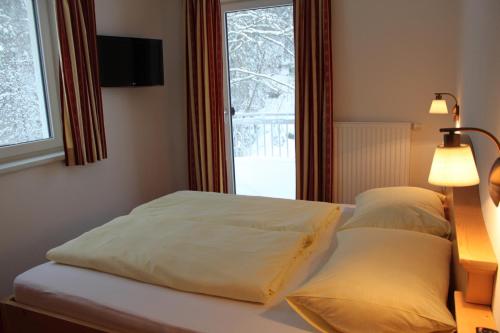 Postel nebo postele na pokoji v ubytování Appartements Haus Rötelstein