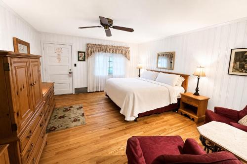 a bedroom with a bed and a ceiling fan at Azalea Garden Inn in Blowing Rock