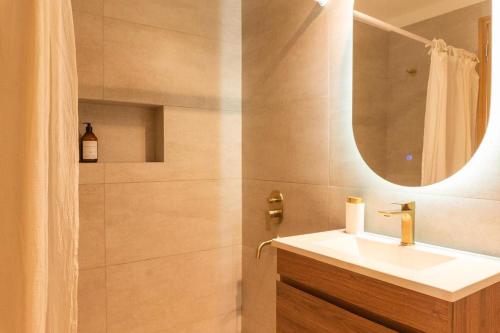 a bathroom with a sink and a mirror at DEPARTAMENTO en MENDOZA centro, moderno y cálido, Parking - Lavandería in Mendoza