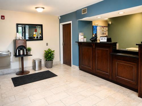 a waiting area of a coffee shop with a cash register at Studio Lodge of Augusta in Augusta