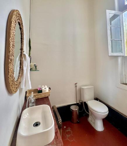 a bathroom with a sink and a toilet at Casa Igara Hostel in Belém