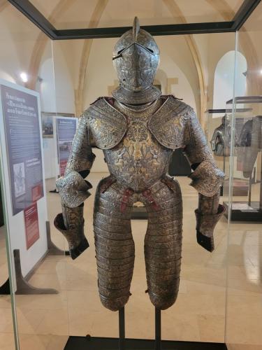 a statue of a suit on display in a museum at Château des Princes " Calme et sérénité au cœur de Sedan " in Sedan