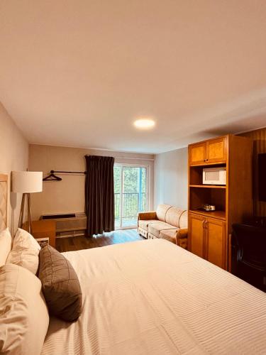 a hotel room with a bed and a living room at Hotel Civilia Lakeside by Civilia Golf Retreat in Clearwater