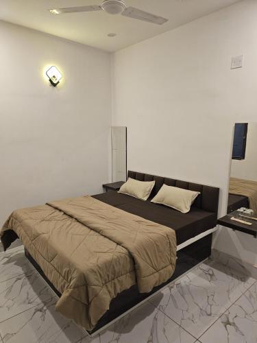 a bedroom with a large bed in a room at SHARDA PALACE Deoghar in Deoghar