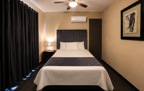 a bedroom with a bed and a ceiling fan at Barrio Inn Morelos in Monterrey