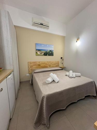a bedroom with a bed with two towels on it at B&B la Quiete in Leverano