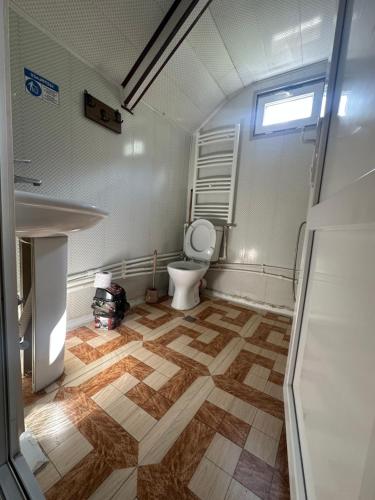 a bathroom with a toilet in a room at Kesane in Jut'a