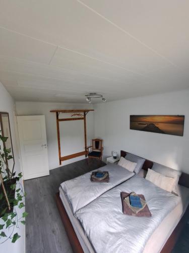 ein Schlafzimmer mit einem großen Bett in einem Zimmer in der Unterkunft Öjavad in Svängsta