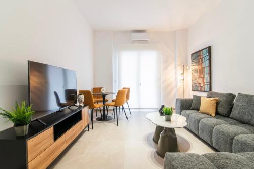 Lenny's 2BR Hideaway with Private Garden