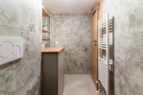Lenny's 2BR Hideaway with Private Garden