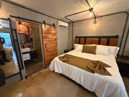 a bedroom with a large bed in a room at Hotel Van Gogh Aeropuerto Gdl in Guadalajara