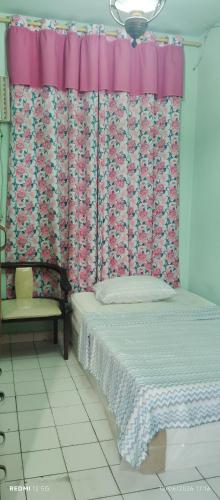 a bedroom with a bed and a pink curtain at Quarto em casa compartilhada in Manaus