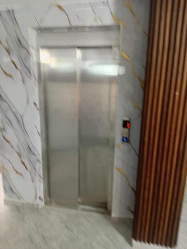 a elevator door in a room with a wall at HOTEL DU PRINCE Bingerville in Bingerville