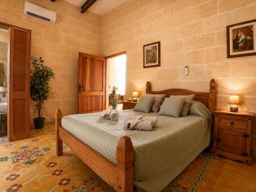 a bedroom with a bed with two towels on it at Ta Speranza Farmhouse in Victoria