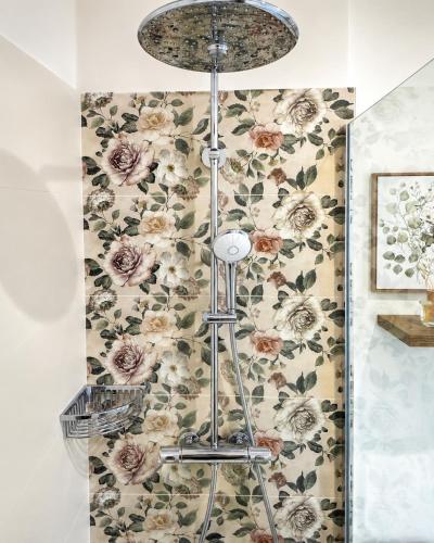 a bathroom with a floral patterned wall at Le cocon de Saumur in Saumur