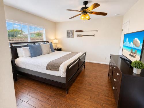 a bedroom with a bed and a ceiling fan at F-13 California Dreamin in Anaheim