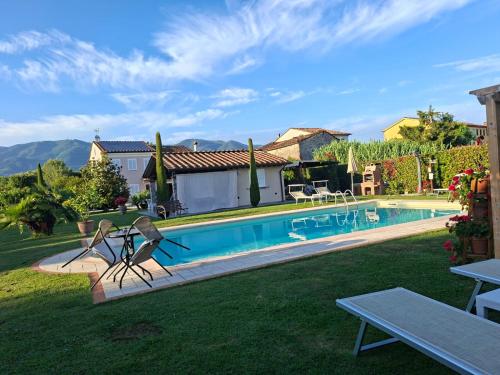 a pool with a statue in the yard of a house at Rustico del Chiasso - Villa With Private pool near Lucca in Lucca