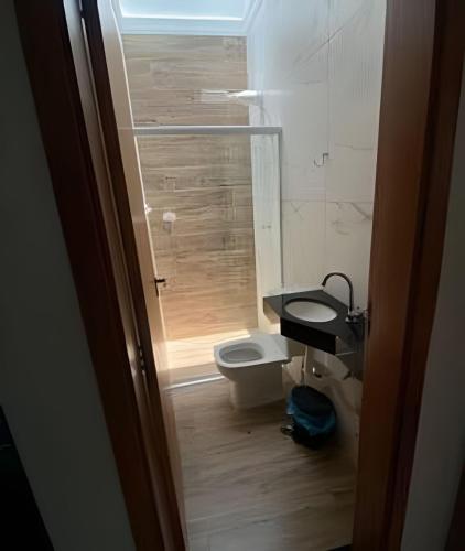 a small bathroom with a toilet and a sink at loft espaço inteiro 1 quarto c/ ar condicionado in Indaiatuba