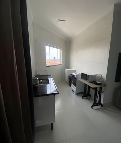 a white room with a sink and a desk at loft espaço inteiro 1 quarto c/ ar condicionado in Indaiatuba