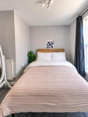 a bedroom with a large bed in a room at Delwin Place - Quiet Stay & Sparkling Bathroom in Dunstable
