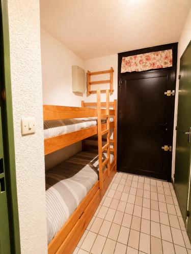a bunk bed room with two bunk beds at Studio cabine - proche plage - parking - wifi in Le Grau-du-Roi