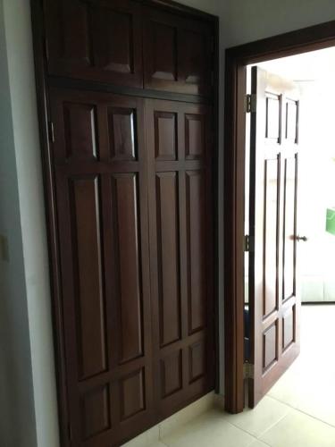 a wooden door in a room with a window at Casa Malibú Gorgona in Nueva Gorgona