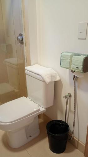 a bathroom with a toilet and a glass shower at Apartamento Residence Ecoresort Capivari in Campina Grande do Sul
