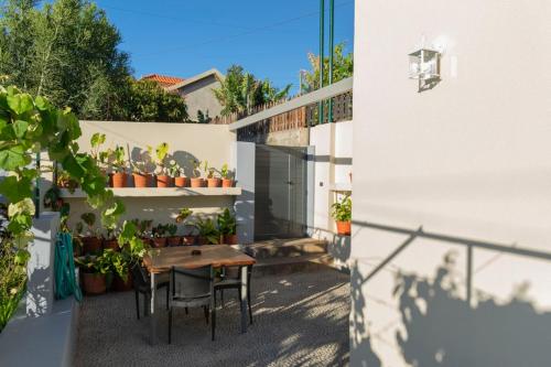 a patio with a table and chairs and plants at Casa do Boto - Vagas D Alvorada in Santa Cruz