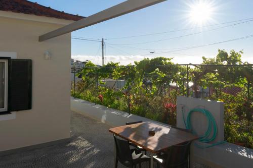 a table on the side of a building with a balcony at Casa do Boto - Vagas D Alvorada in Santa Cruz