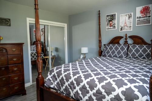 ein Schlafzimmer mit einem Bett mit einer schwarz-weißen Bettdecke in der Unterkunft Exceptional Ocean View Hillview in Northern Bight