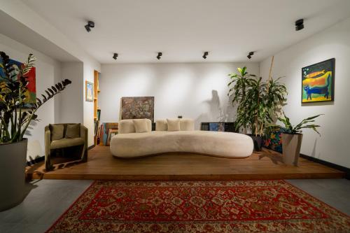 ein Wohnzimmer mit einem großen Bett in der Mitte in der Unterkunft MIST Boutique Hotel in Yerevan