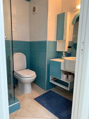 a bathroom with a toilet and a sink at Cozy appartement smir park in Tétouan