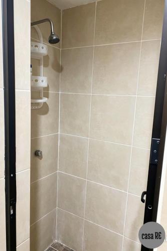 a bathroom with a shower with a large tile wall at Habitación 4 Jiotilla Casa Re in Tehuacán