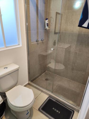 ein Badezimmer mit Dusche und Toilette in der Unterkunft Depa Piky in La Cañada