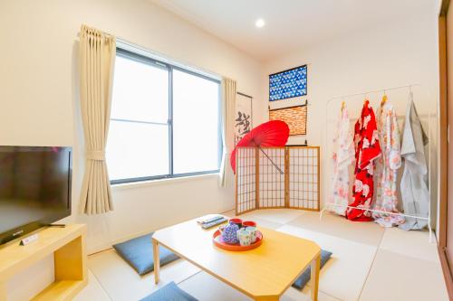 Whole 3-floor Tokyo house 3 showers 3 toilets Tatami Max 13
