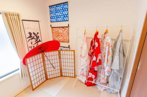 Whole 3-floor Tokyo house 3 showers 3 toilets Tatami Max 13
