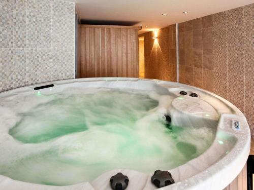a jacuzzi tub in a hotel room at ibis Styles Quiberon Centre in Quiberon