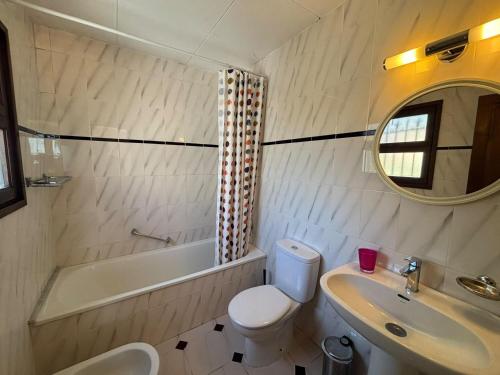 Maison familiale avec jardin et terrasse privée, piscine commune, proche de L'Estartit