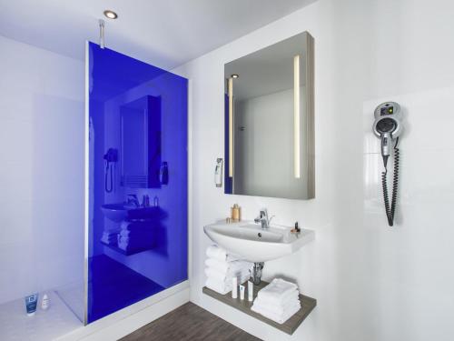 a bathroom with a sink and a mirror at ibis Styles St Gilles Croix de Vie centre-ville in Saint-Gilles-Croix-de-Vie