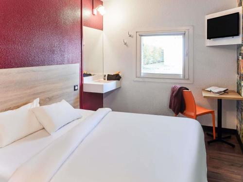 a bedroom with a large white bed and a sink at HOTELF1 Le Havre Est - Gonfreville in Gonfreville-lʼOrcher