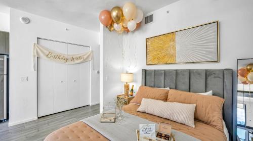 a bedroom with a bed and balloons in a room at Modern Downtown Miami Studio with Skyline View in Miami