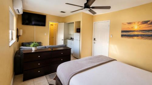 a bedroom with a bed and a ceiling fan at Private Guest Suite with Separate Entrance & Kitchen in Lauderdale Lakes