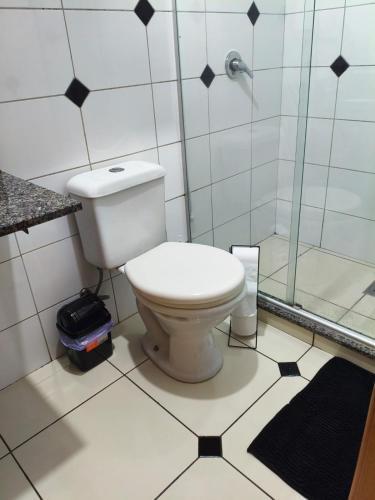 a bathroom with a toilet and a shower at Apartamento central 1 quarto in Passo Fundo