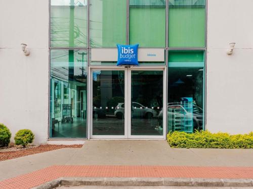 a sign in front of a building with aidas door at ibis budget Vitoria in Vitória