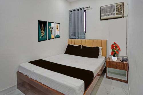 a bedroom with a bed in a room with a window at Super Collection O Dalhousie Square Kolkata Formerly G.N Palace in Calcutta Bara Bazar
